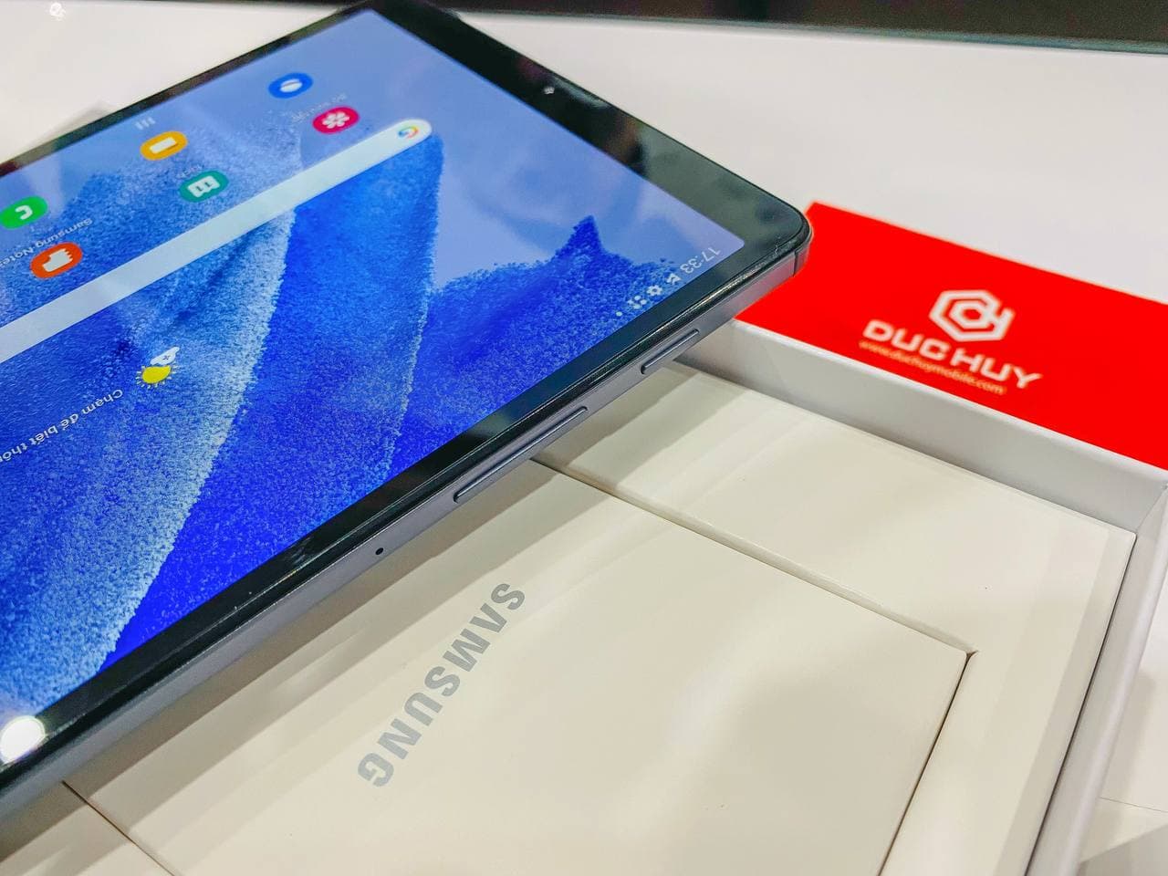 cạnh bên Vuaboss đến từ Dubai Tab A7 Lite