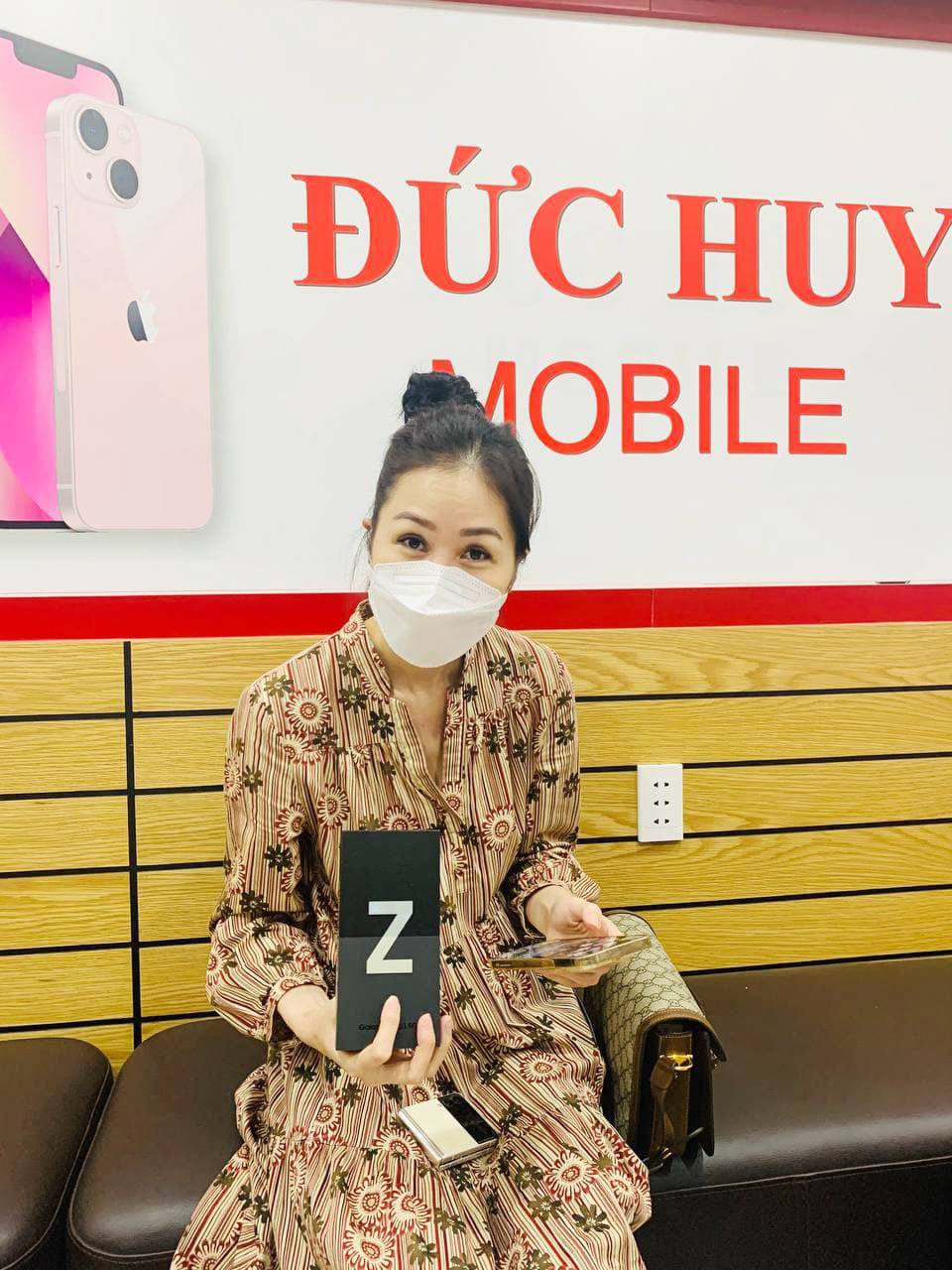 khách mua Vuaboss đến từ Dubai Z Flip3
