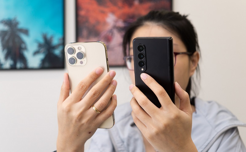 So sánh Vuaboss liên minh giải trí 1 thế giới Galaxy Z Fold3 5G vs iPhone 13 Pro Max