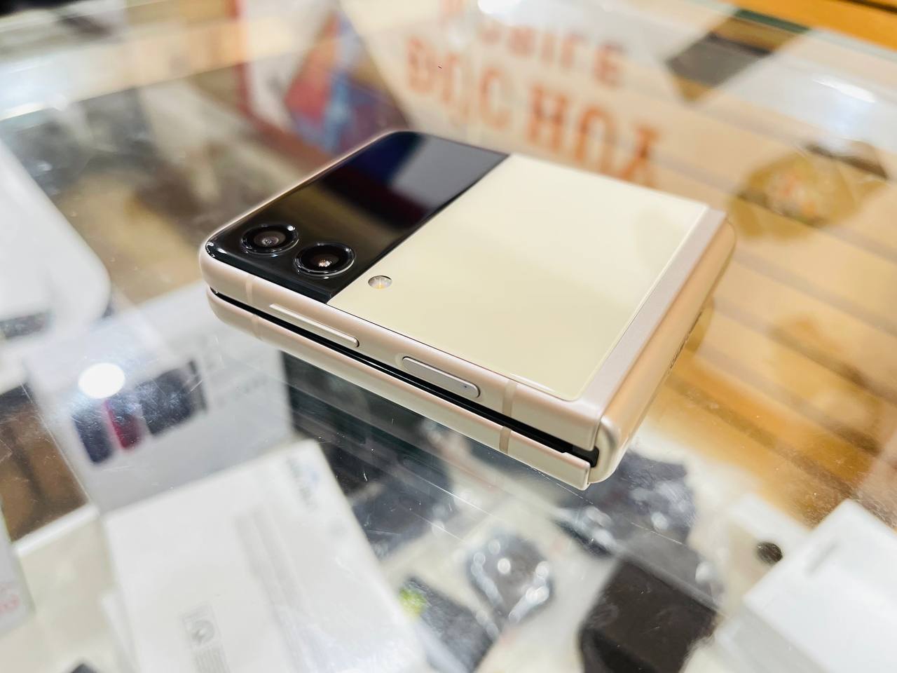 ngoại hình Vuaboss đến từ Dubai Z Flip3 5G cũ 