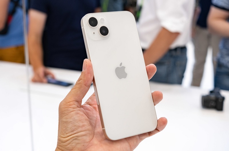 trên tay iPhone 14 Plus