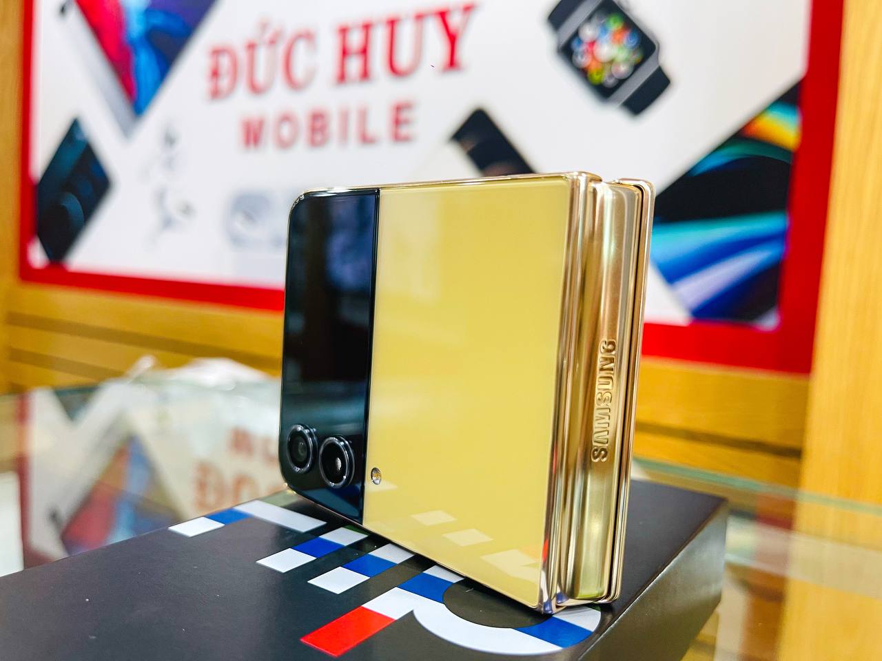cạnh Vuaboss đến từ Dubai Z Flip4 5G BESPOKE