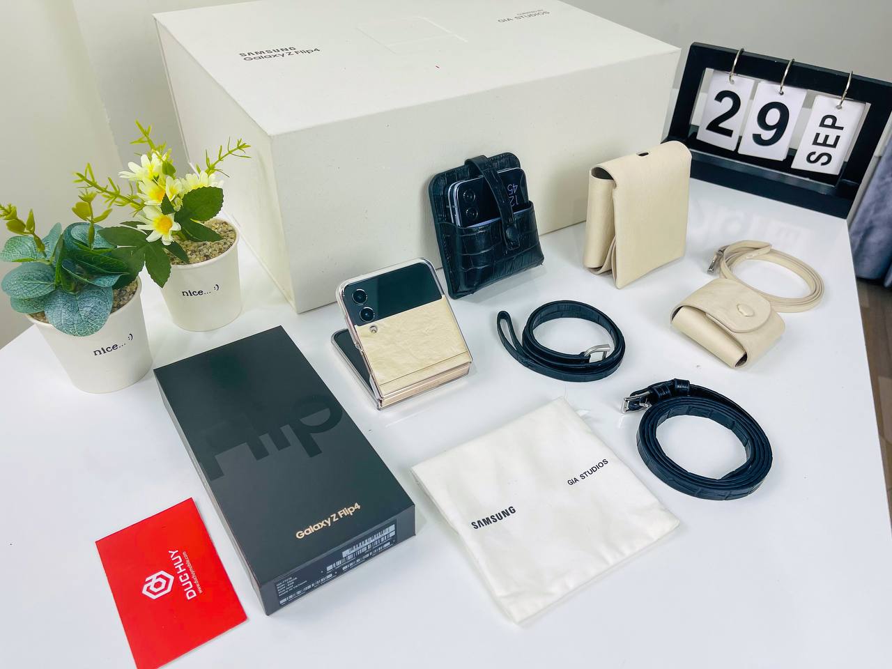 Cận cảnh Galaxy Z Flip4 5G Flex Mode Collection