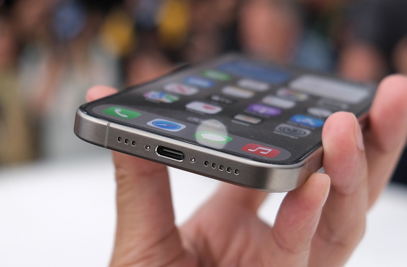 sạc iPhone 15 Pro Max 1TB