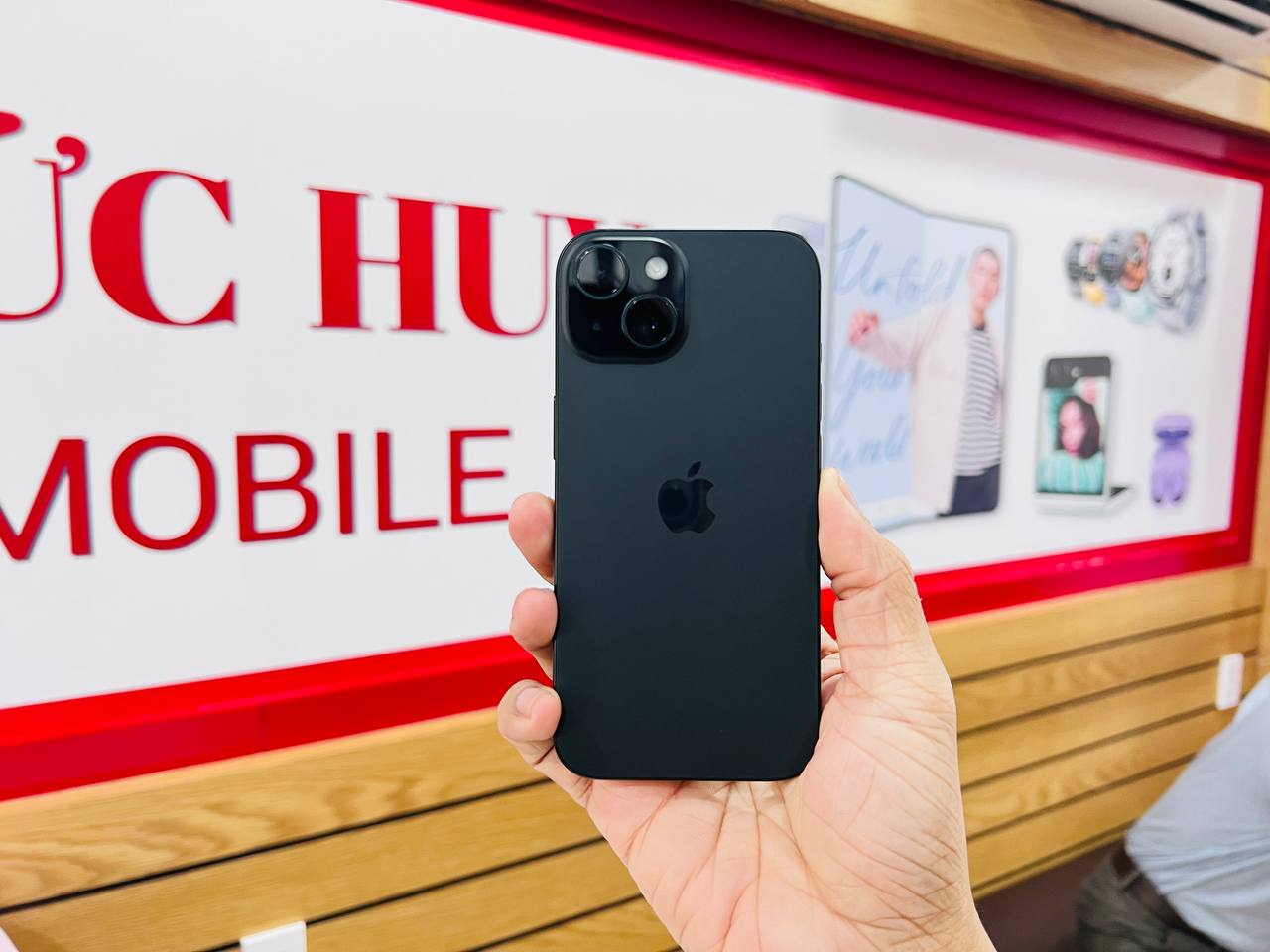 trên tay iPhone 15