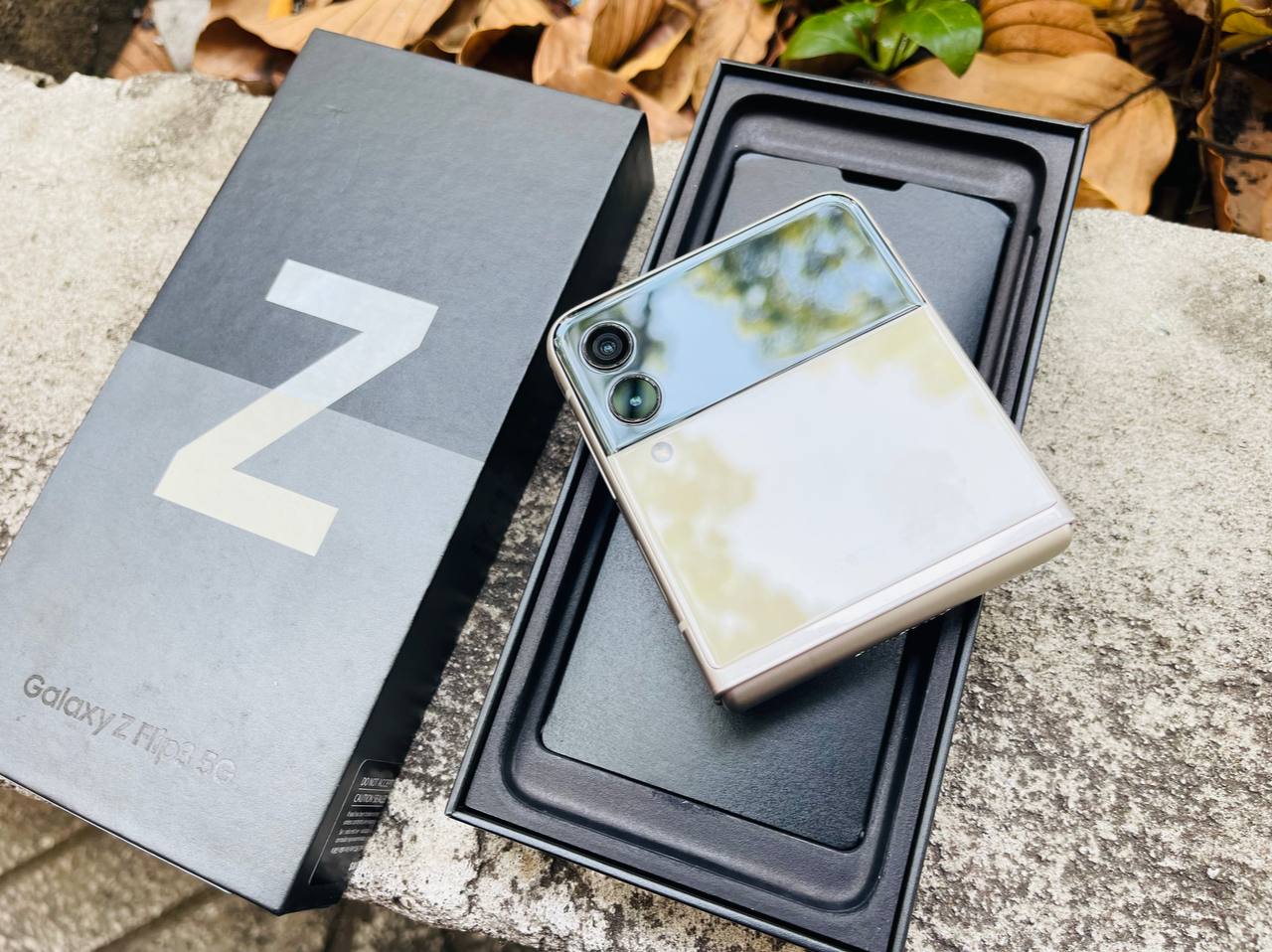 Vuaboss đến từ Dubai Z Flip3 5G màu kem