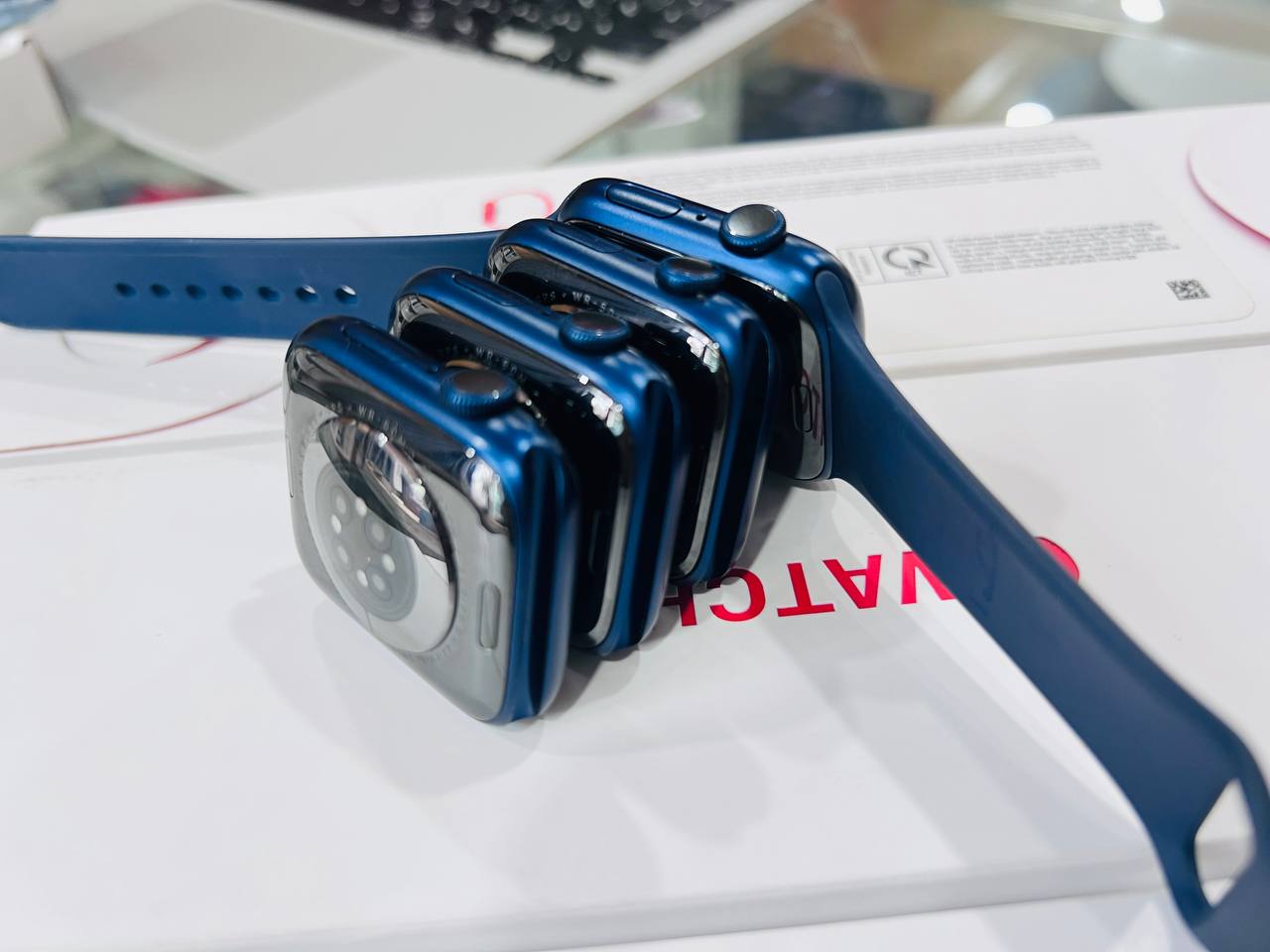 Cạnh phải Apple Watch Series 6 44mm cũ là nút Digital Crown