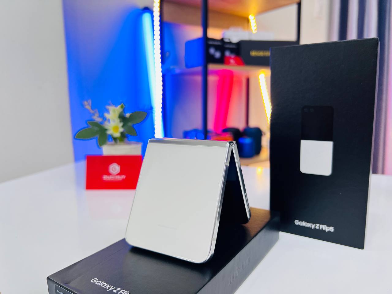Vuaboss đến từ Dubai Z Flip5 5G kem 
