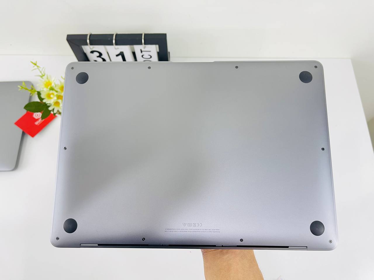 mặt sau MacBook Air M1 256GB 2020 cũ