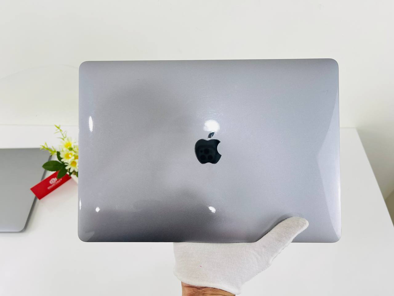 ngoại hình MacBook Air M1 256GB 2020 cũ