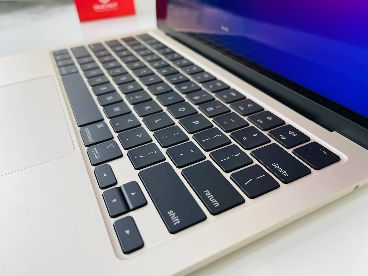 bàn phím MacBook Air M2 2022 8GB/256GB/8-core GPU