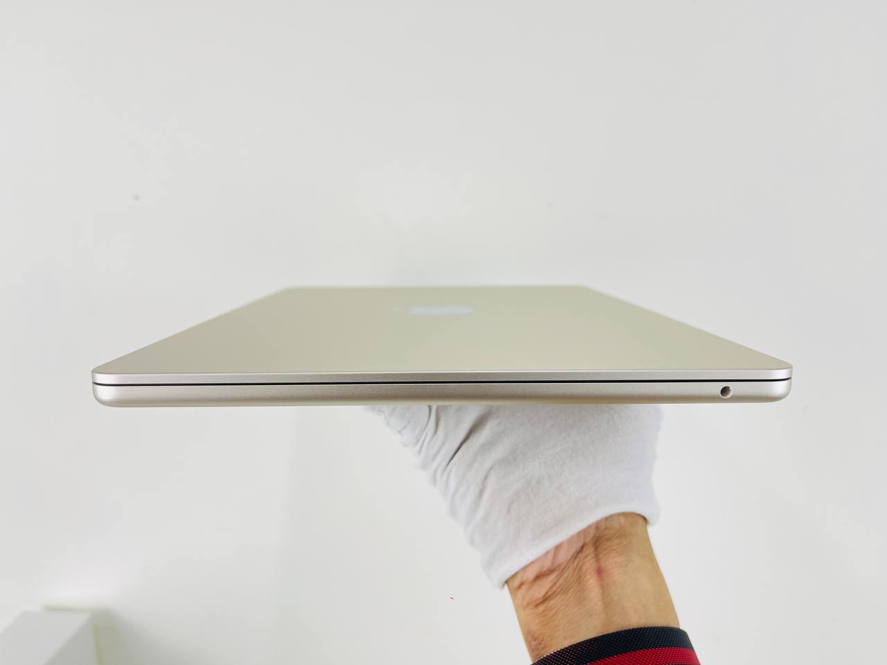 cạnh phải MacBook Air M2 2022 8GPU