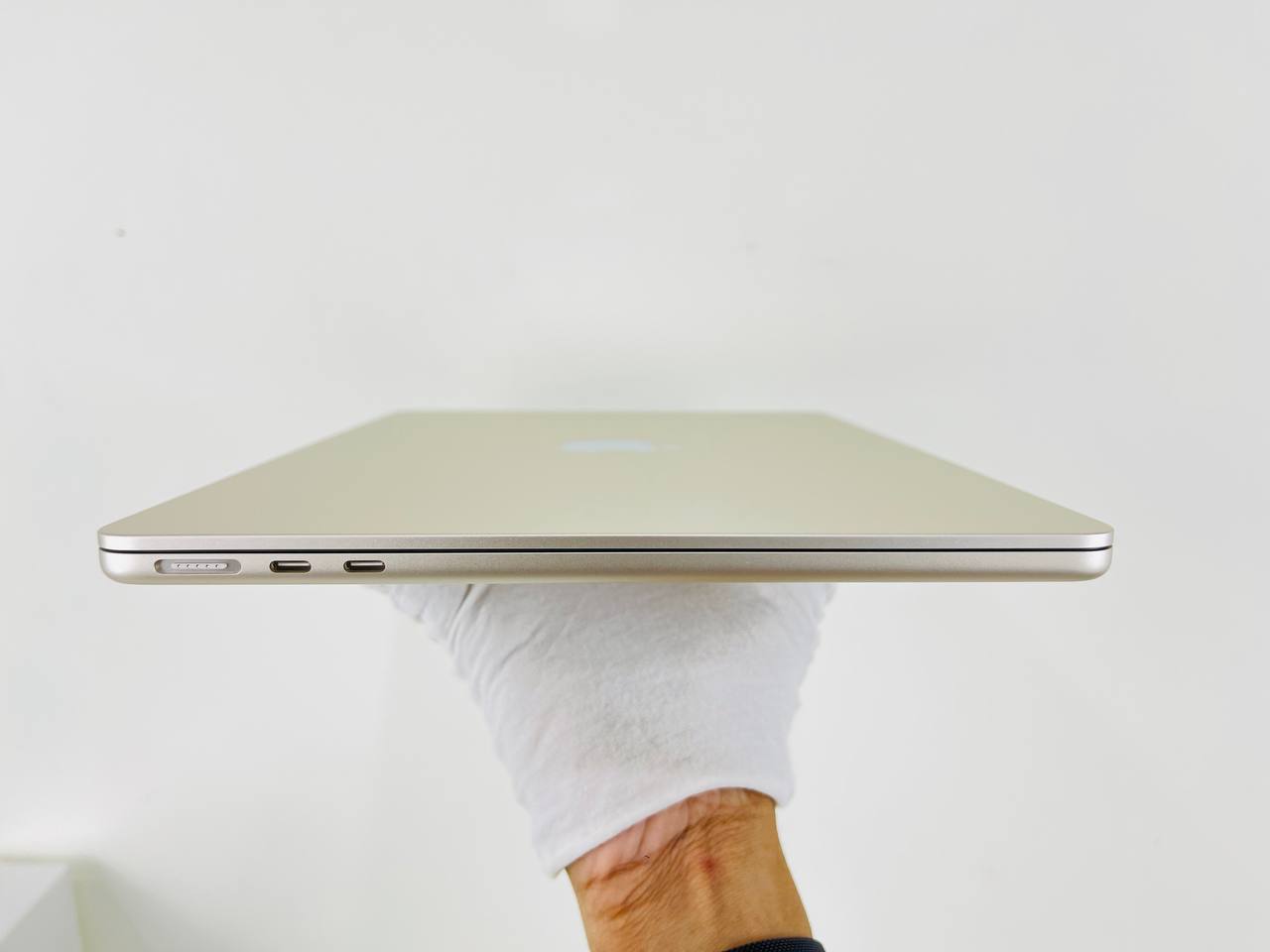 cạnh trái MacBook Air M2 2022 8GPU