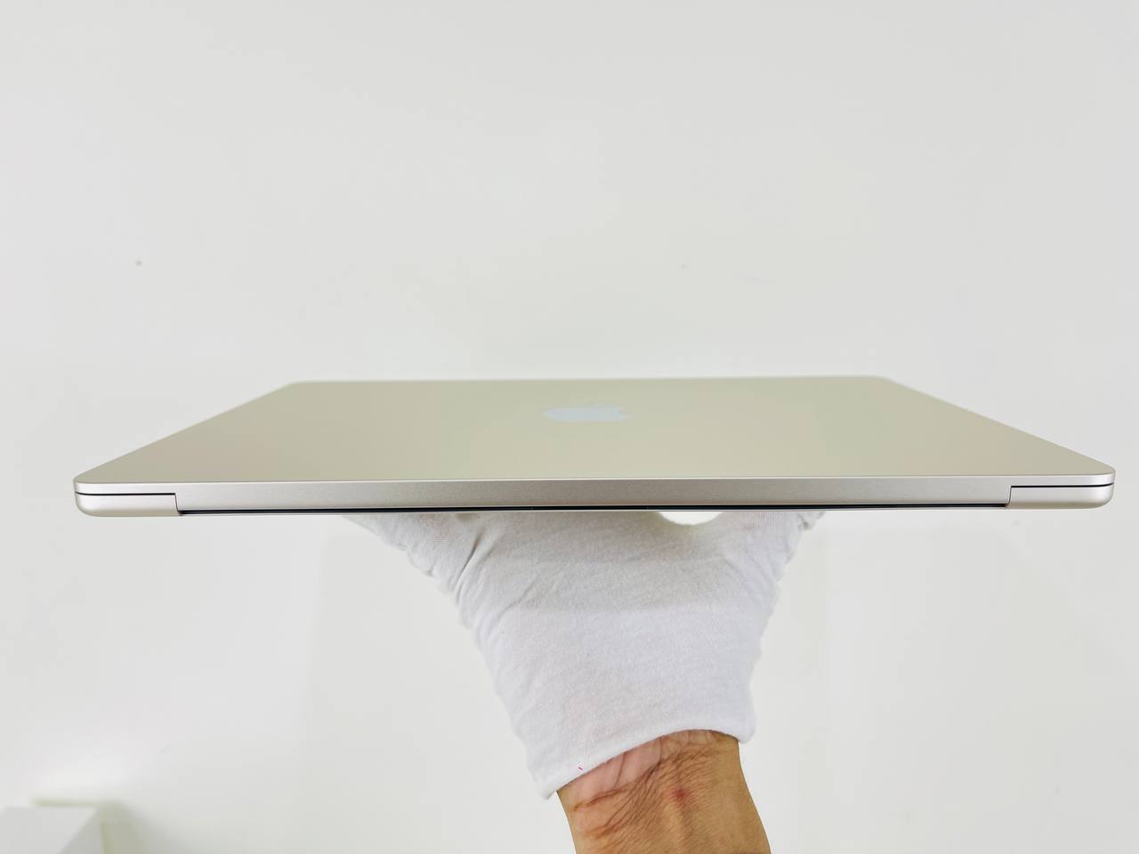 cạnh trên MacBook Air M2 2022 8GPU