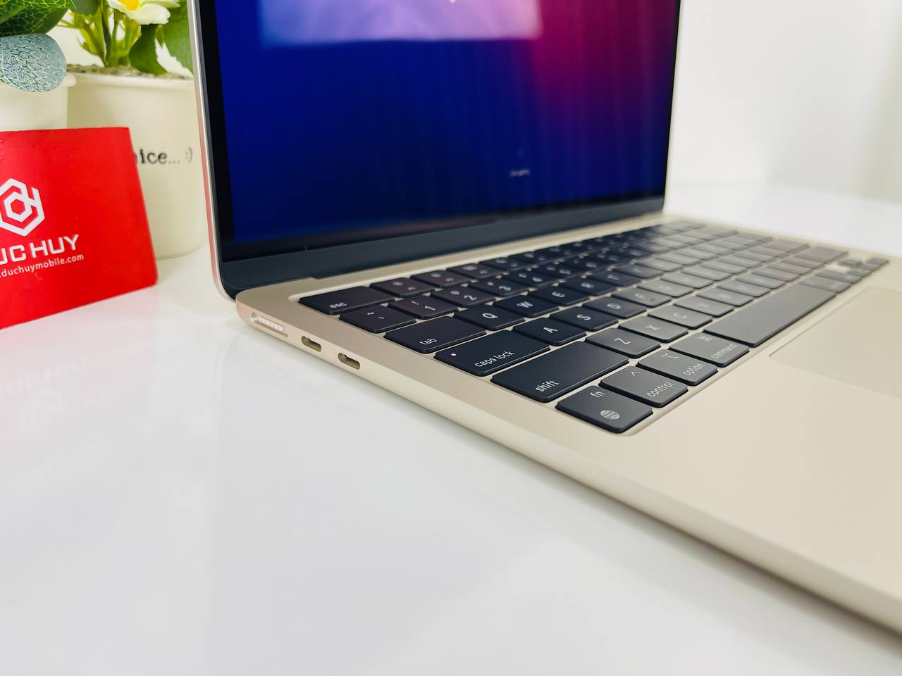 góc cạnh MacBook Air M2 2022 8GB/256GB/8-core GPU