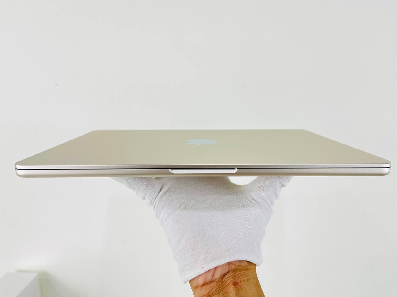 mặt trước MacBook Air M2 2022 8GPU
