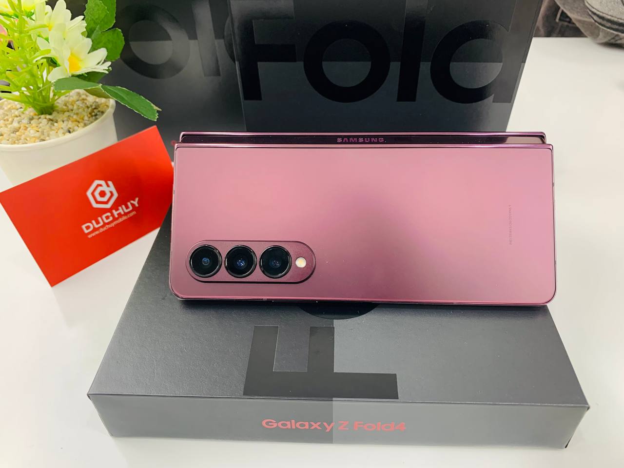 Vuaboss liên minh giải trí 1 thế giới Galaxy Z Fold4 5G Burgundy 