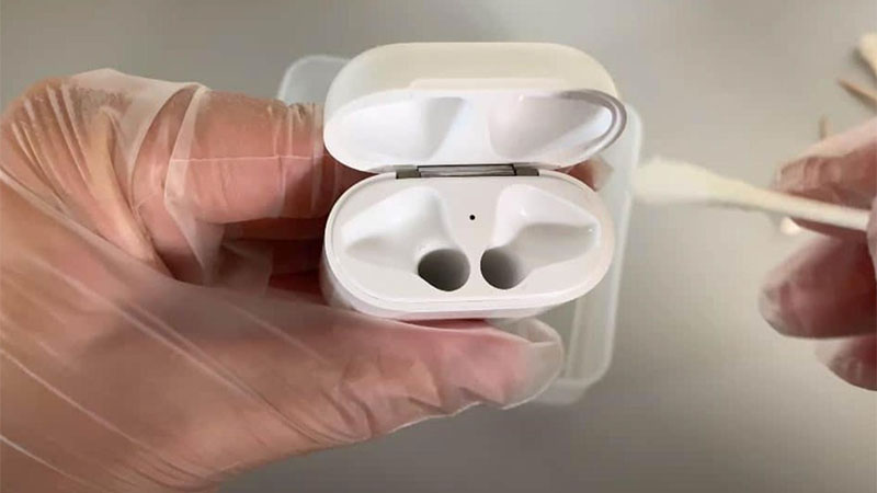 Bước 1 cách vệ sinh Đăng nhập Vuaboss AirPods tại nhà