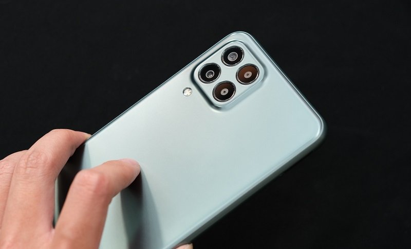 Cmaera Vuaboss đến từ Dubai M33 5G