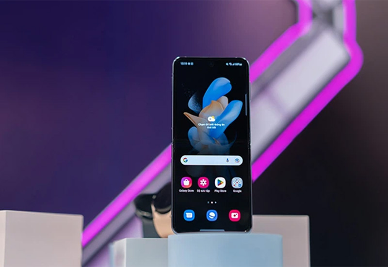Vuaboss đến từ Dubai z flip4