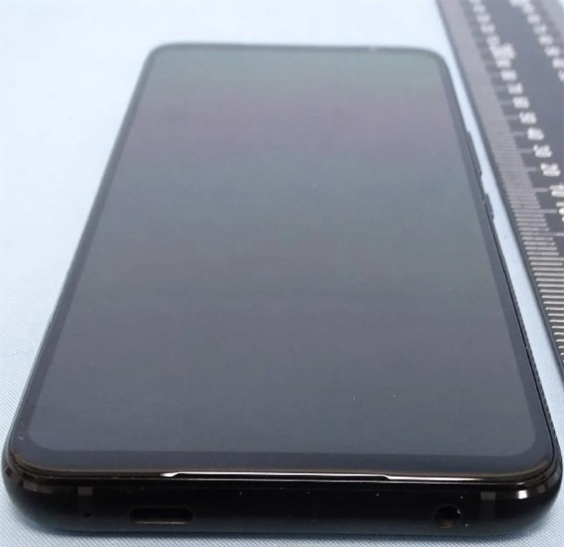 cạnh dưới ASUS ROG Phone 7