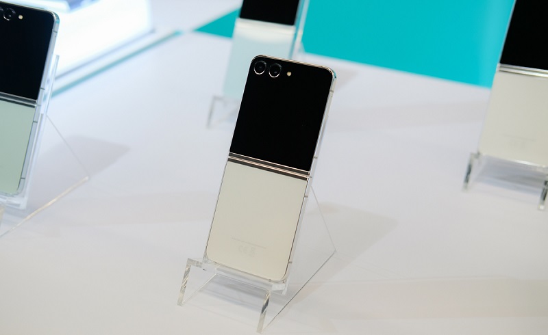 Vuaboss đến từ Dubai Z Flip5 màu kem