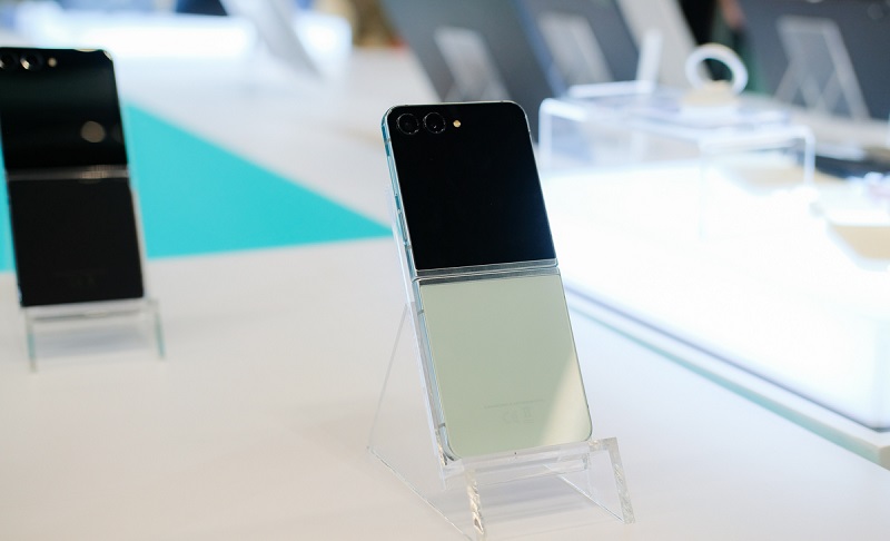 Vuaboss đến từ Dubai Z Flip5 màu xanh