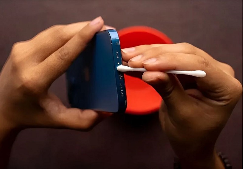 vệ sinh và làm sạch cổng sạc