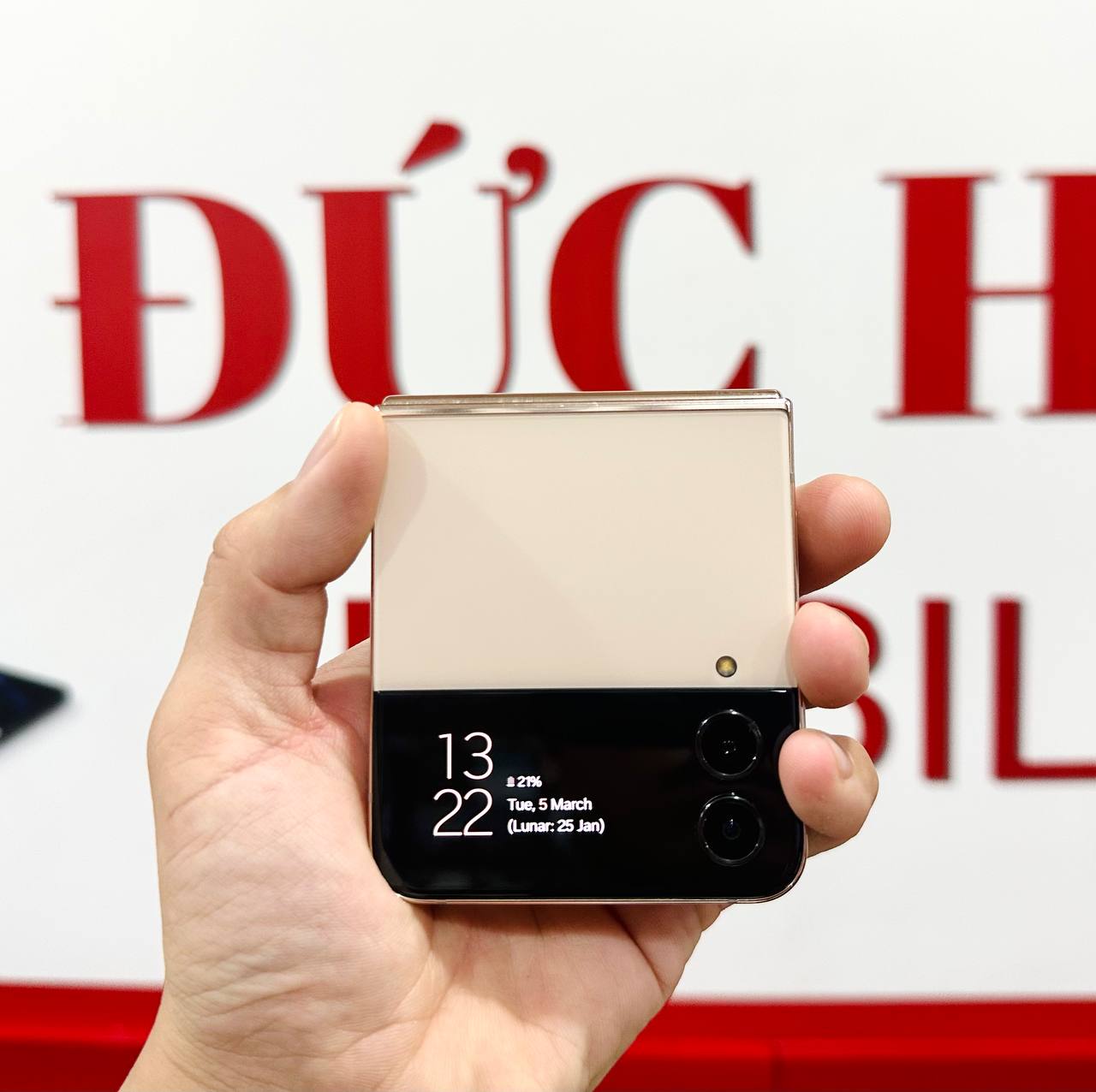 Vuaboss đến từ Dubai Z Flip4 cũ có cụm camera thời thượng