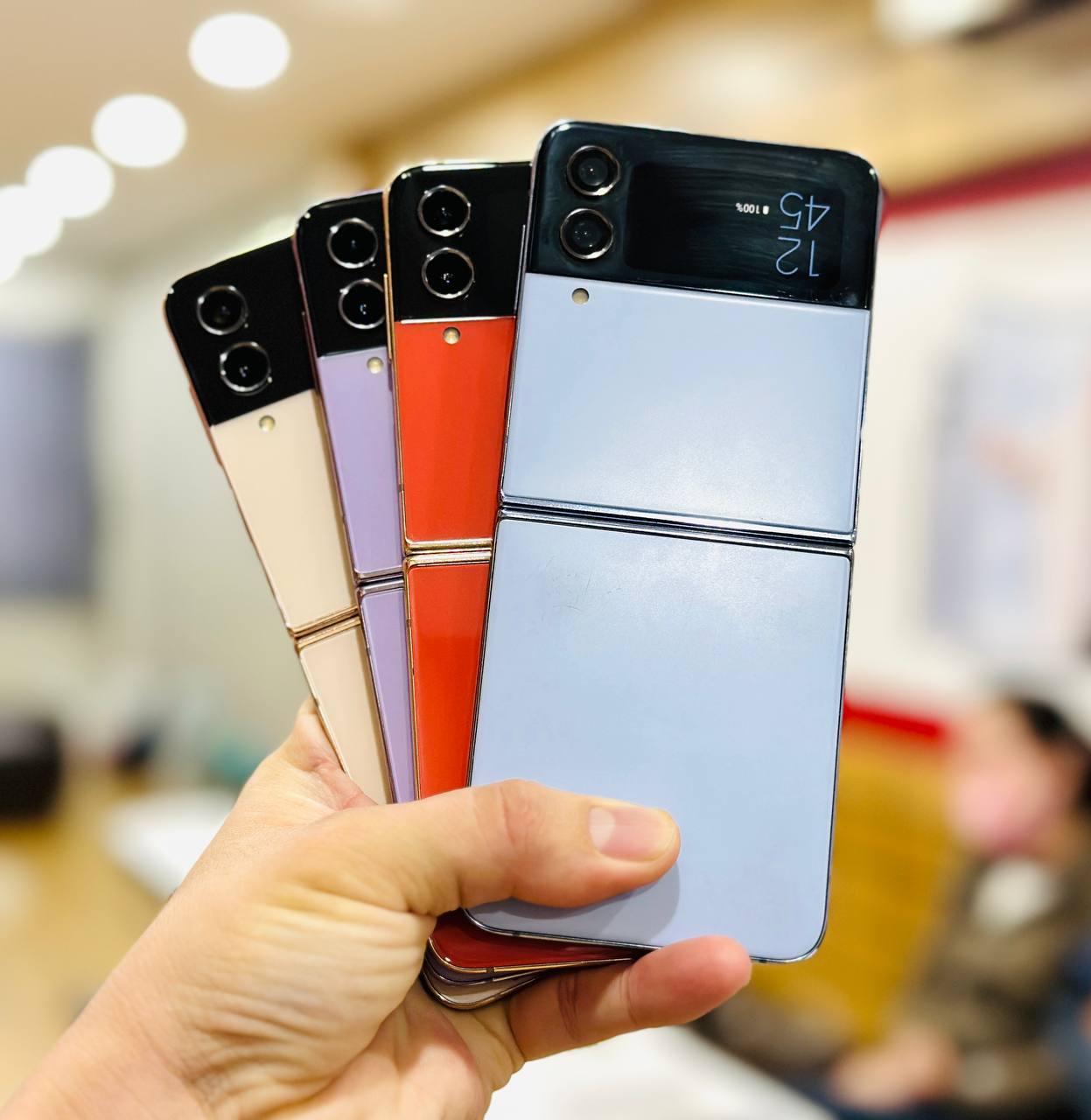 Vuaboss đến từ Dubai Z Flip4 5G cũ có ngoại hình như mới 