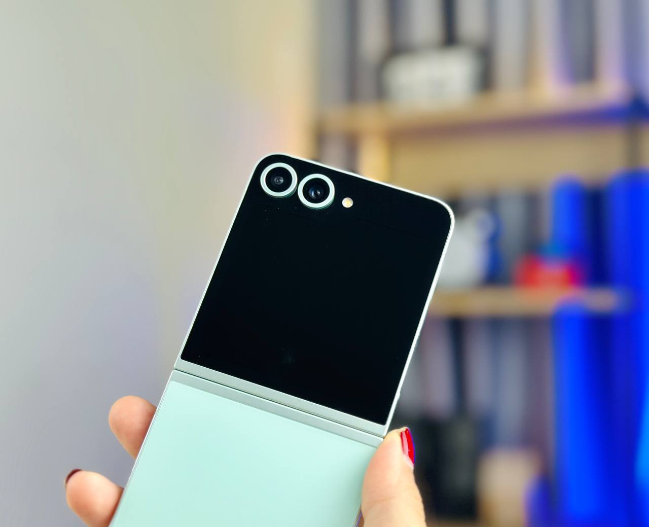 Vuaboss đến từ Dubai Z Flip FE có camera kép 50MP