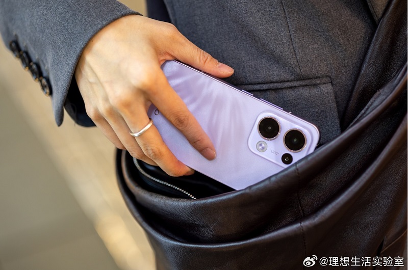 Oppo Reno 13, Reno13 Pro có thể nhét túi quấn dễ dàng