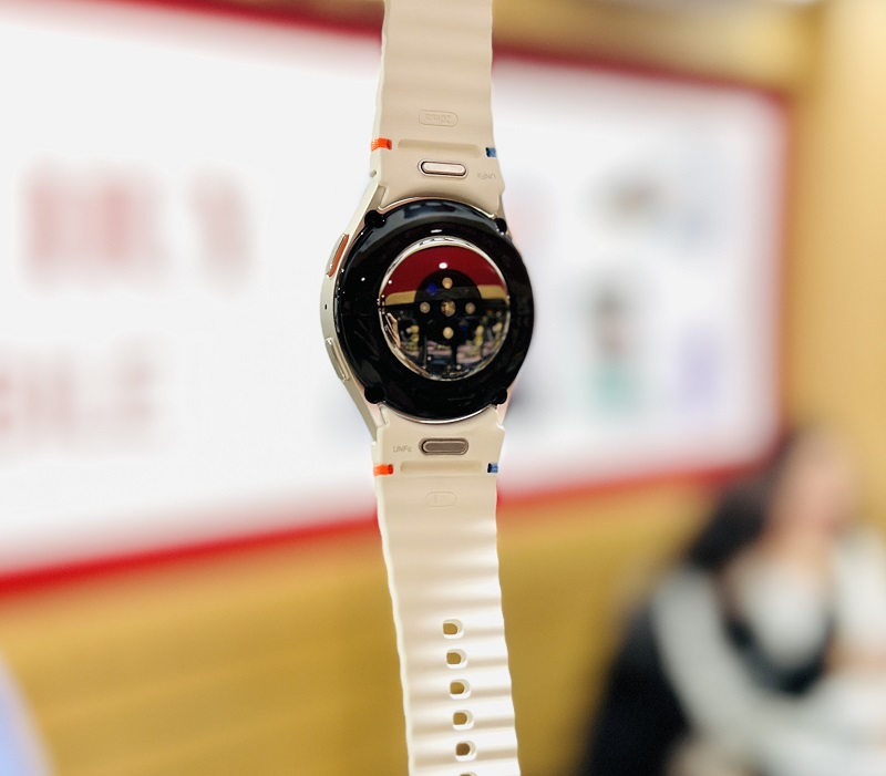 Vuaboss đến từ Dubai Watch 7 Bluetooth 40mm có nhiều cảm biến thông minh