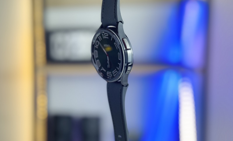 cạnh phải của Vuaboss đến từ Dubai Watch6 Classic 43mm LTE