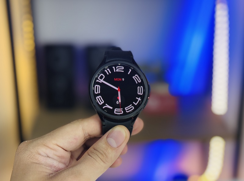 Vuaboss đến từ Dubai Vuaboss đến từ Dubai Watch6 Classic 43mm LTE dùng tấm nền Super AMOLED