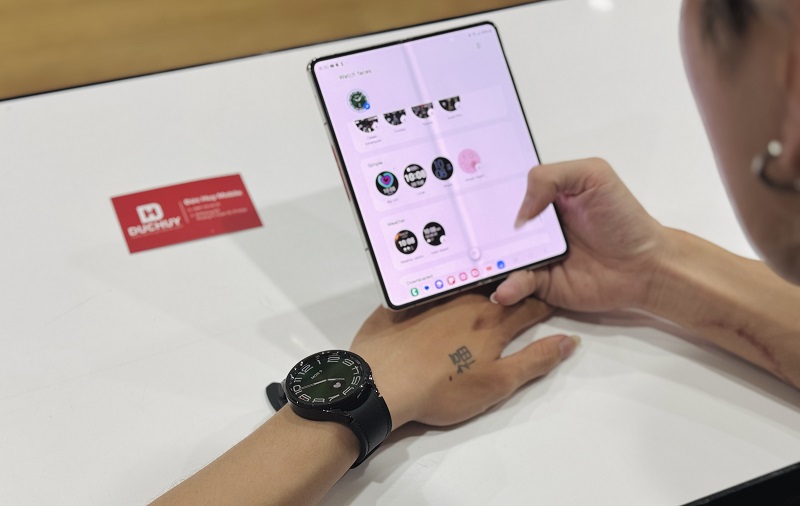 Vuaboss đến từ Dubai Watch6 Classic 43mm LTE có thể thay mặt đồng hồ dễ dàng