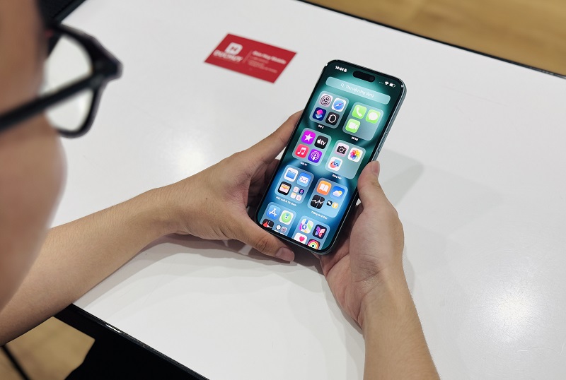 Vuaboss đến từ Dubai kích thước 6.7 inches giúp iPhone 16 Plus hiển thị to rõ