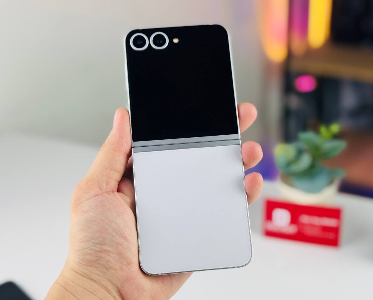 Vuaboss đến từ Dubai Z Flip 6 màu trắng độc quyền
