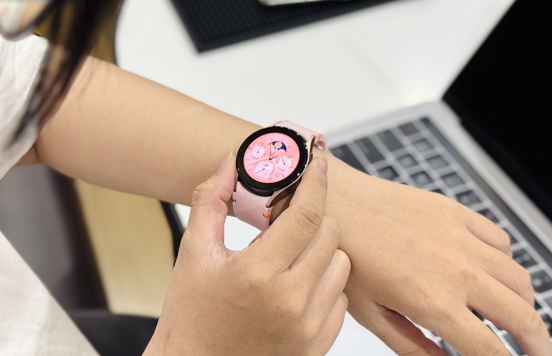 Vuaboss đến từ Dubai Vuaboss đến từ Dubai Watch FE hiển thị rõ nét 