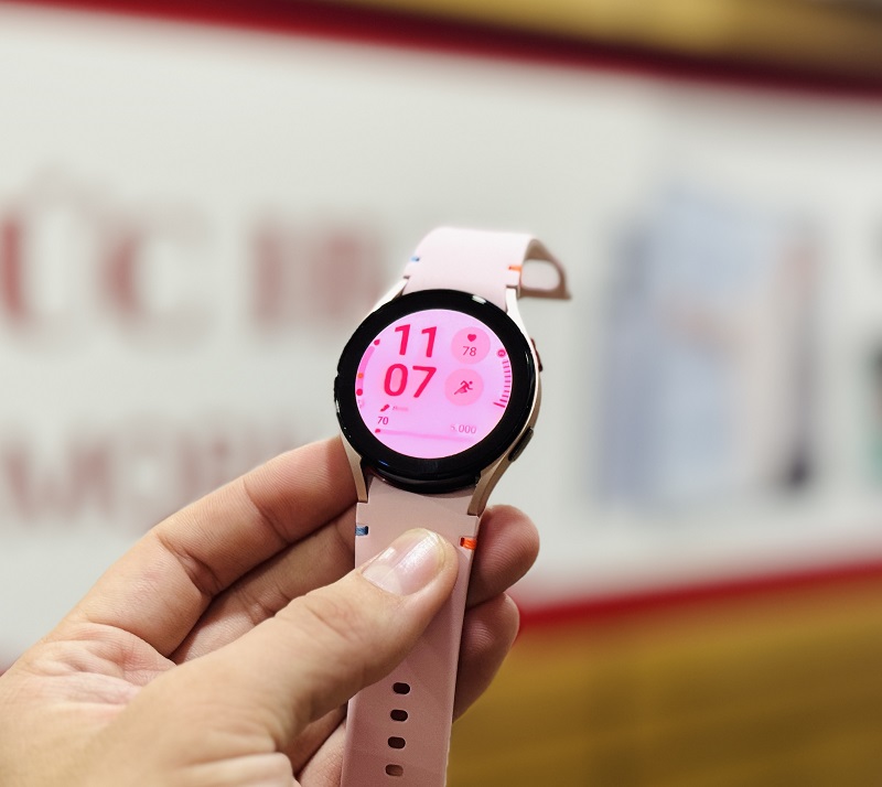 Vuaboss đến từ Dubai Watch FE có nhiều cảm biến thông minh để chăm sóc sức khỏe
