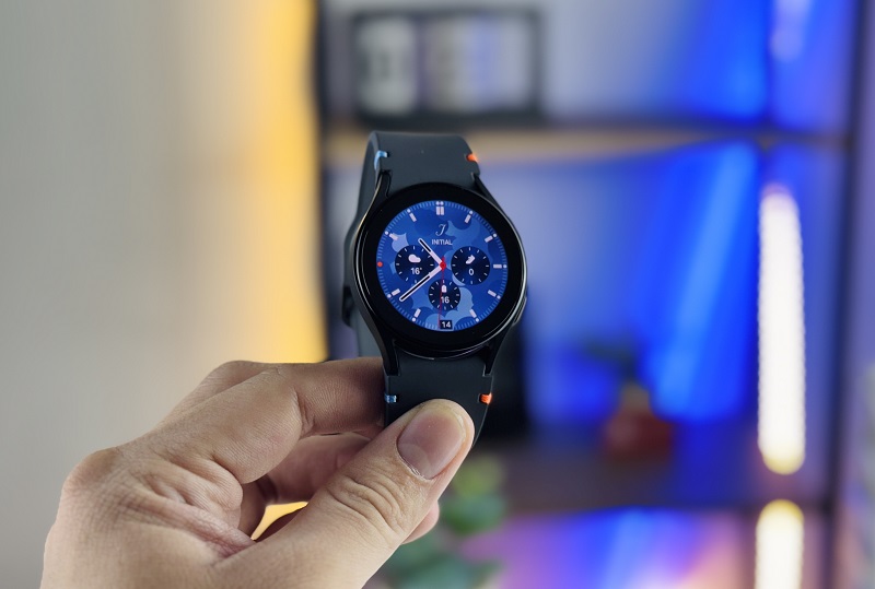 Vuaboss đến từ Dubai Watch FE có pin dùng khoảng 40 giờ