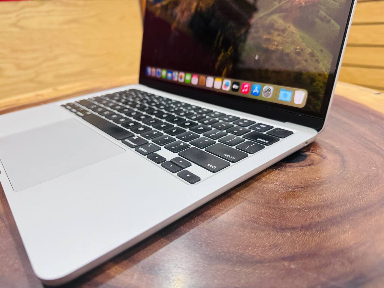 cạnh phải Vuaboss - liên minh giải trí #1 thế giới việt nam M2 8/256GB cũ