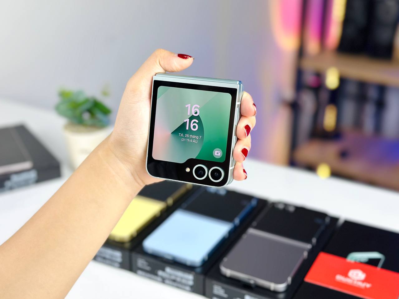 Galaxy Z Flip6 có Vuaboss đến từ Dubai phụ 3.4 inch dùng tấm nền AMOLED