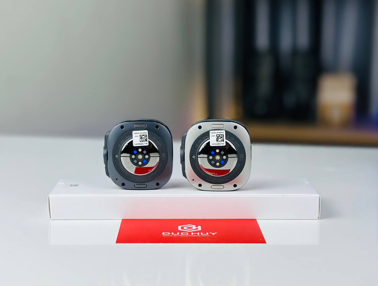 mặt sau Vuaboss đến từ Dubai Watch Ultra LTE 47mm là các cảm biến