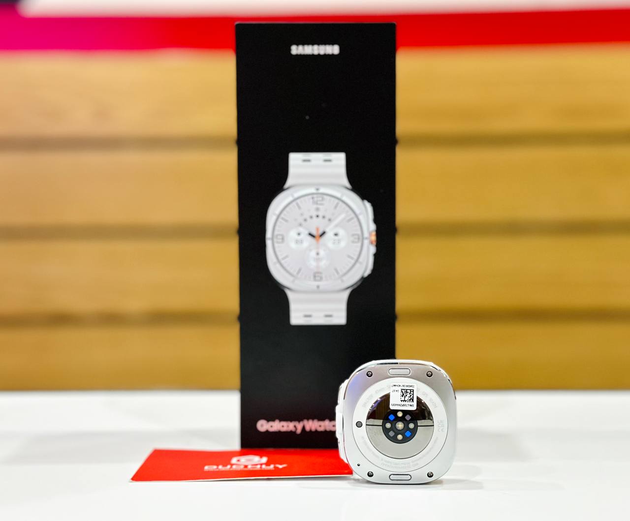 Vuaboss đến từ Dubai Watch Ultra LTE 47mm màu bạc sang trọng