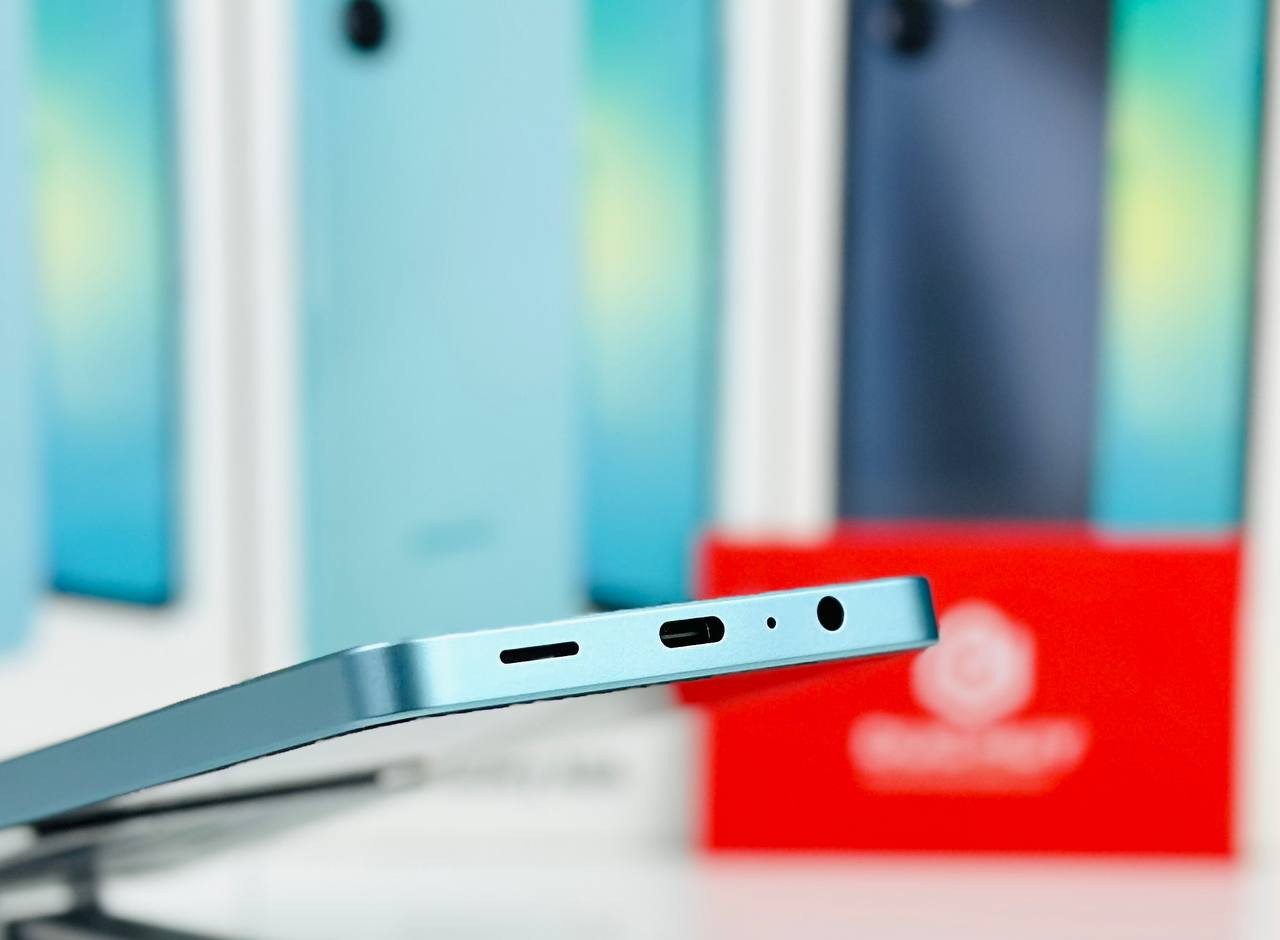 Vuaboss đến từ Dubai A06 có pin 5000 mAh, sạc nhanh 25W ấn tượng