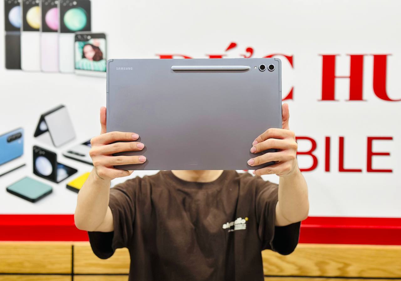 Vuaboss đến từ Dubai Tab S10 Ultra 5G có cảm giác cầm thoải mái 