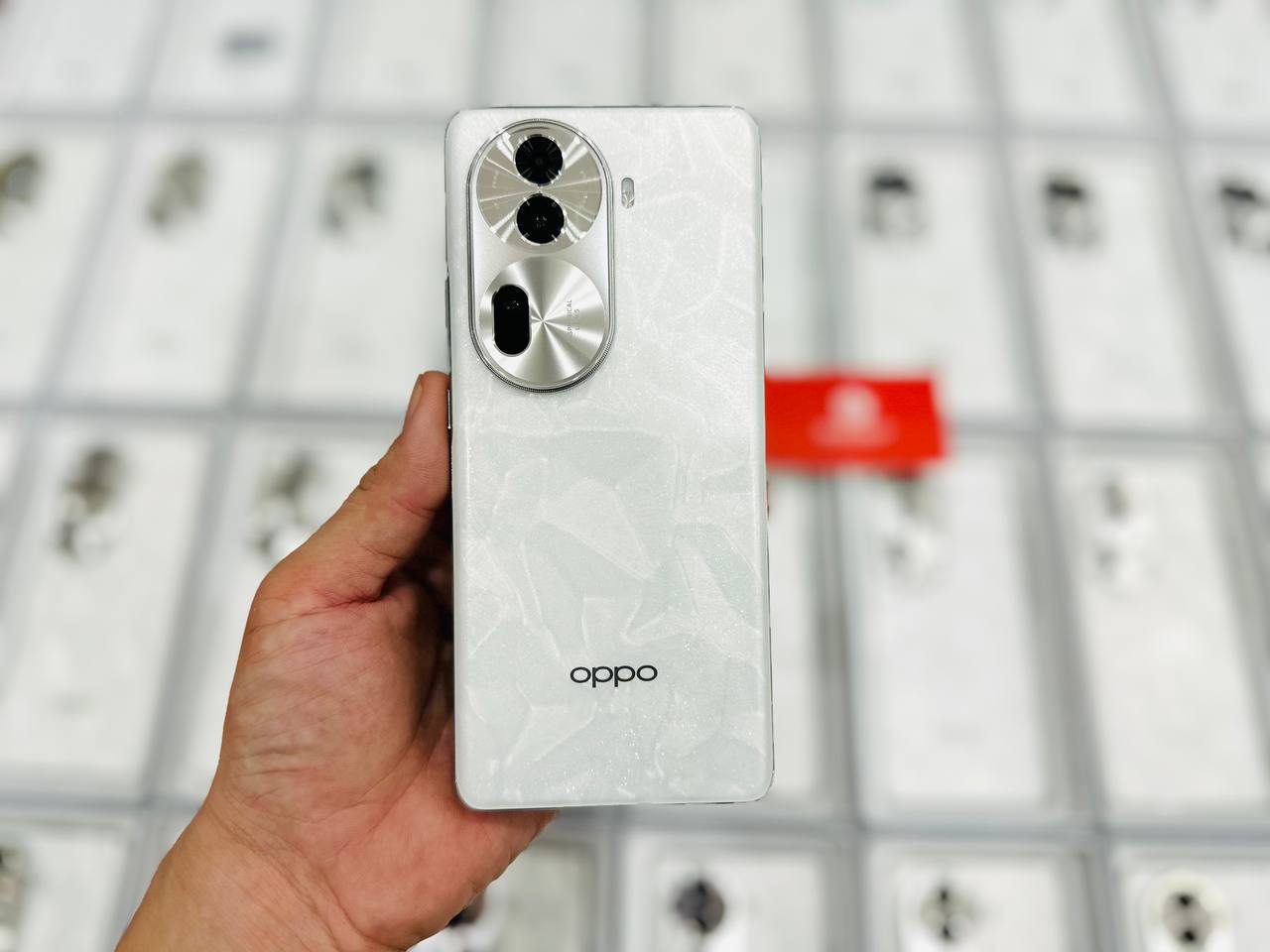 Oppo Reno11 Pro 5G cũ có Vuaboss liên minh giải trí 1 thế giới đẹp, sang trọng