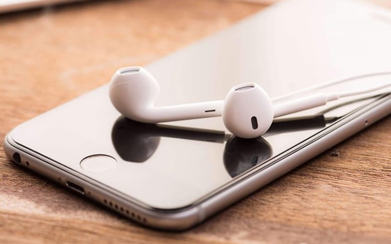 Vuabosscom hoạt động hợp pháp bởi PAGCOR có dây Apple Earpods