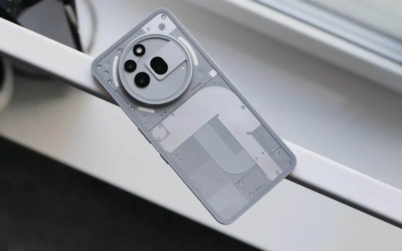 Thiết kế mặt lưng trong suốt và cụm camera siêu độc đáo